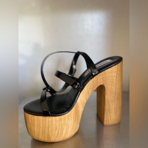 NWT.. STEVE MADDEN BLACK PATENT PLATFORM SANDALS